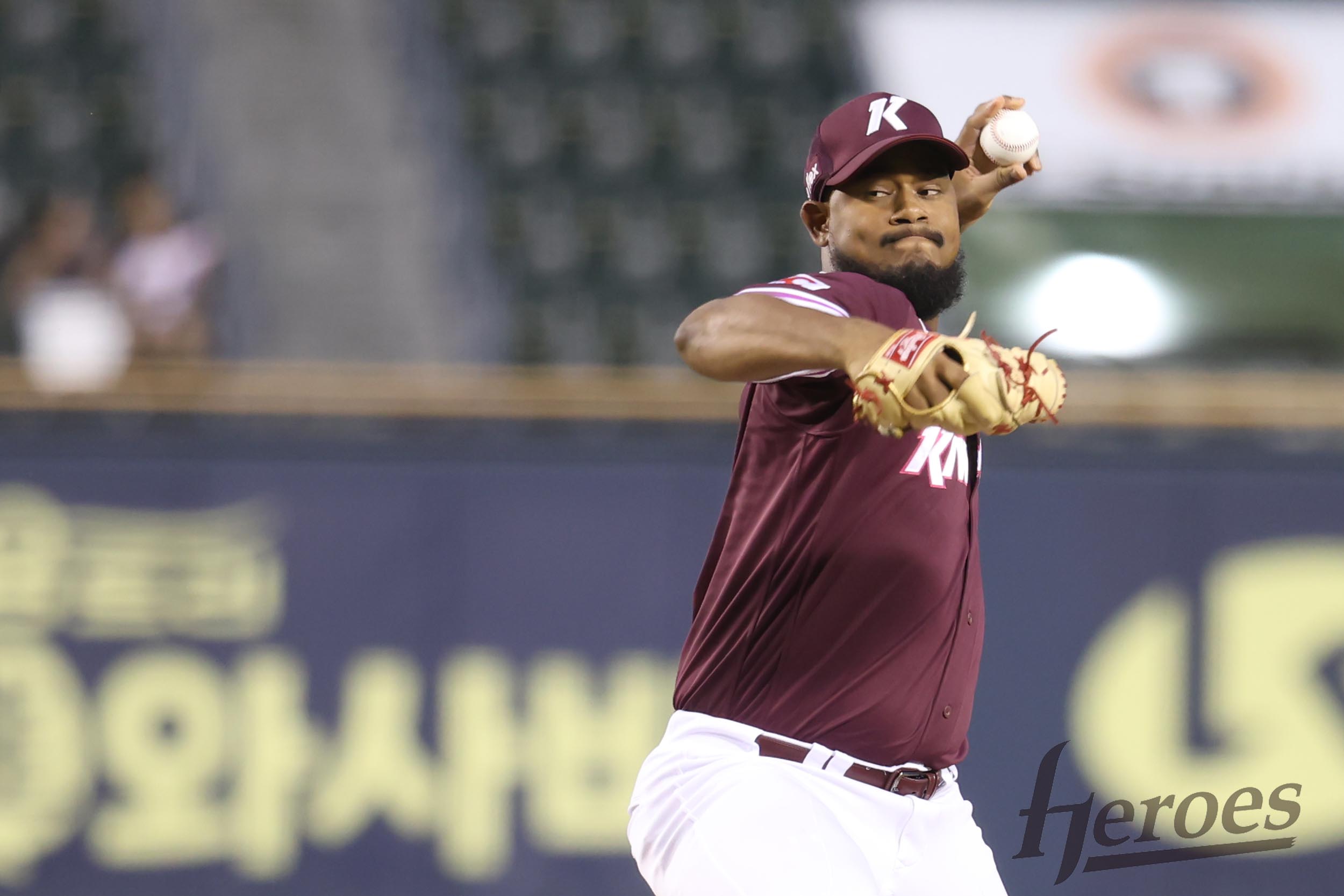 키움 히어로즈 외국인 투수 크리스토퍼 메르세데스는 17일 서울 잠실야구장에서 열린 2025 신한 SOL Bank KBO리그 두산 베어스와 원정경기에 선발 등판, 7이닝 5피안타(1피홈런) 무사사구 6탈삼진 1실점을 기록하고 시즌 3번째 승리를 따냈다. 엑스포츠뉴스 잠실, 김유민 기자