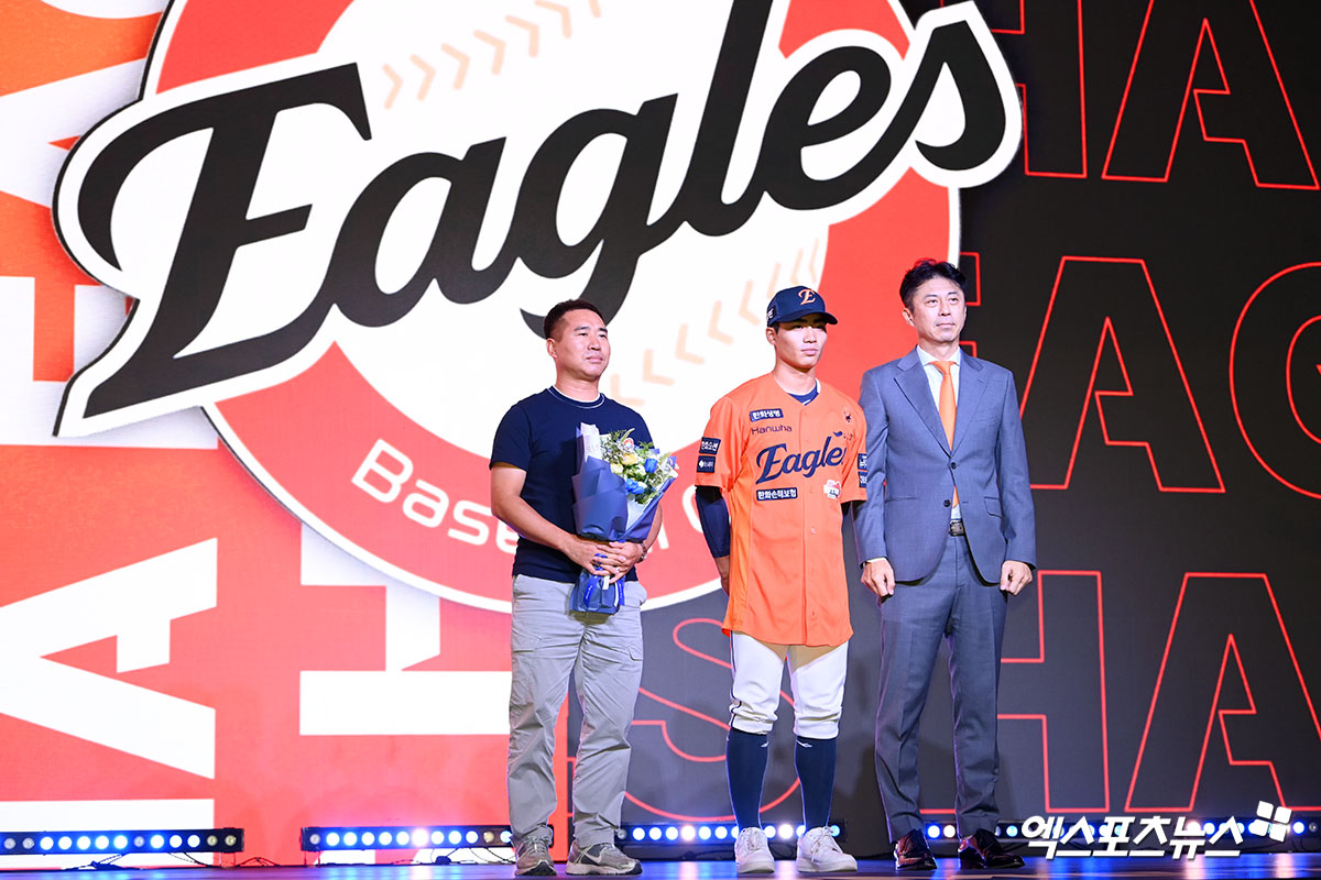 17일 오후 서울 송파구 롯데호텔 월드에서 열린 '2026 KBO 신인 드래프트'에 참석한 한화 이글스에서 1라운즈 3순위 오재원(유신고)이 지명된 뒤 기념 촬영을 하고 있다. 잠실, 고아라 기자