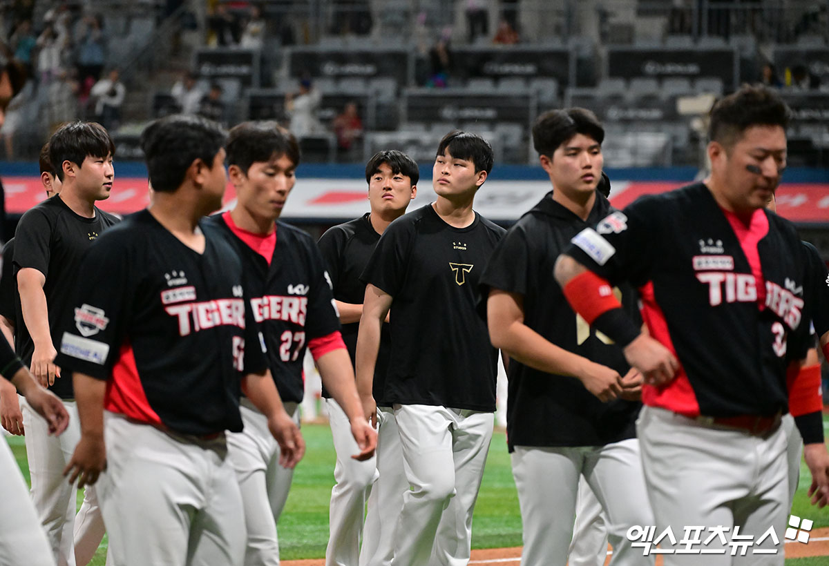 24일 오후 서울 구로구 고척스카이돔에서 열린 '2025 신한 SOL Bank KBO리그' KIA 타이거즈와 키움 히어로즈의 경기, 키움이 임지열의 결승 스리런포에 힘입어 KIA에 9:6으로 승리했다.  경기종료 후 KIA 선수들이 그라운드를 빠져나오고 있다. 엑스포츠뉴스 DB