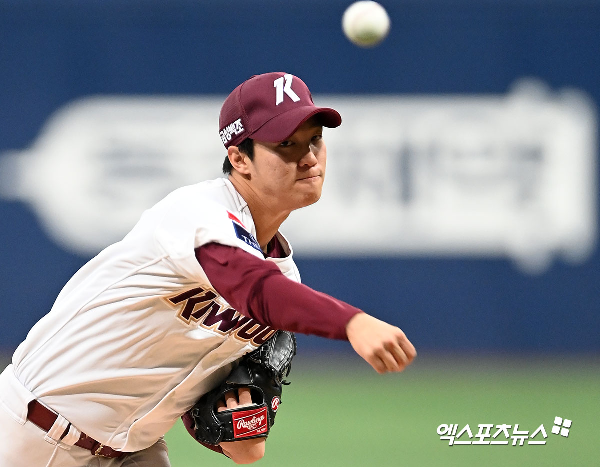 키움 히어로즈는 군 복무를 마친 투수 안우진을 선수 본인의 요청에 따라 18일 확대 엔트리에 등록한다. 안우진은 18일 잠실 두산전부터 정규시즌 최종전인 30일 고척 SSG전까지 남은 7경기 동안 더그아웃에서 선수단과 함께할 예정이다. 엑스포츠뉴스DB