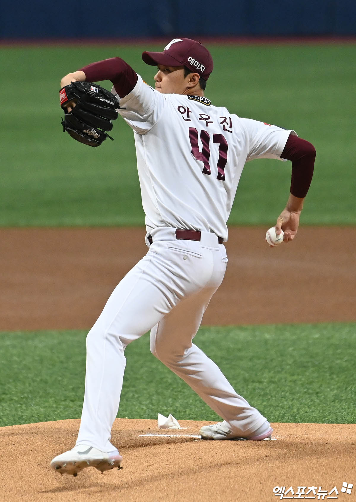 키움 히어로즈는 군 복무를 마친 투수 안우진을 선수 본인의 요청에 따라 18일 확대 엔트리에 등록한다. 안우진은 18일 잠실 두산전부터 정규시즌 최종전인 30일 고척 SSG전까지 남은 7경기 동안 더그아웃에서 선수단과 함께할 예정이다. 엑스포츠뉴스DB