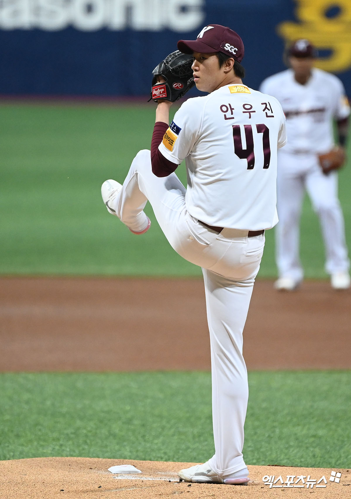 키움 히어로즈는 군 복무를 마친 투수 안우진을 선수 본인의 요청에 따라 18일 확대 엔트리에 등록한다. 안우진은 18일 잠실 두산전부터 정규시즌 최종전인 30일 고척 SSG전까지 남은 7경기 동안 더그아웃에서 선수단과 함께할 예정이다. 엑스포츠뉴스DB