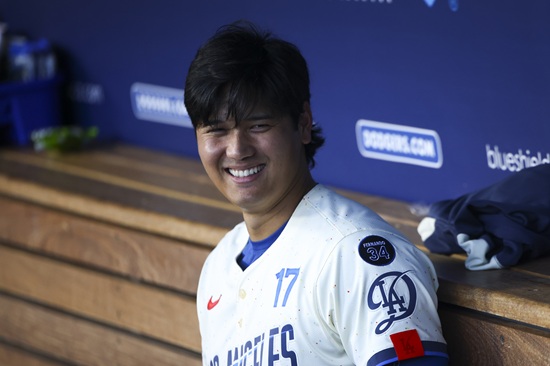 미국 메이저리그 LA 다저스의 오타니 쇼헤이가 18일(한국시간) 미국 캘리포니아주 로스앤젤레스의 다저스타디움에서 열린 2025 메이저리그 필라델피아 필리스와의 홈 경기에서 시즌 51호 홈런을 기록했다. 사진 연합뉴스