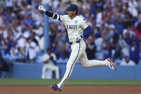 미국 메이저리그 LA 다저스의 오타니 쇼헤이가 18일(한국시간) 미국 캘리포니아주 로스앤젤레스의 다저스타디움에서 열린 2025 메이저리그 필라델피아 필리스와의 홈 경기에서 시즌 51호 홈런을 기록했다. 사진 연합뉴스