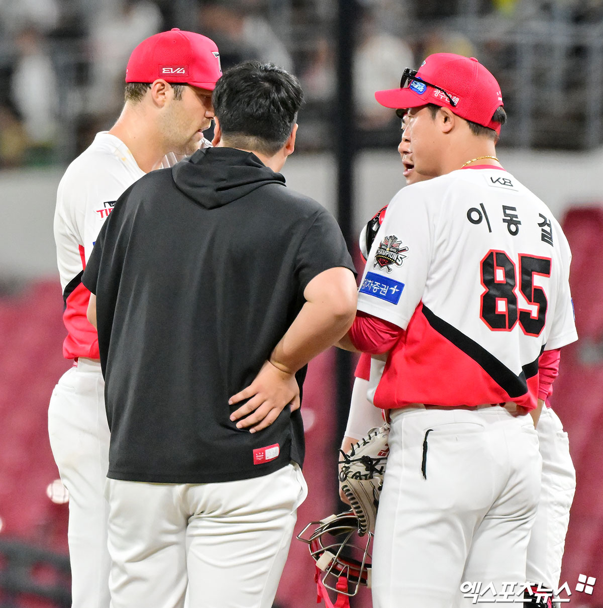 10일 오후 광주기아챔피언스필드에서 열린 '2025 신한 SOL Bank KBO리그' 삼성 라이온즈와 KIA 타이거즈의 경기, 5회초 2사 1,3루 KIA 이동걸 코치가 마운드를 방문해 네일과 대화를 나누고 있다. 엑스포츠뉴스 DB