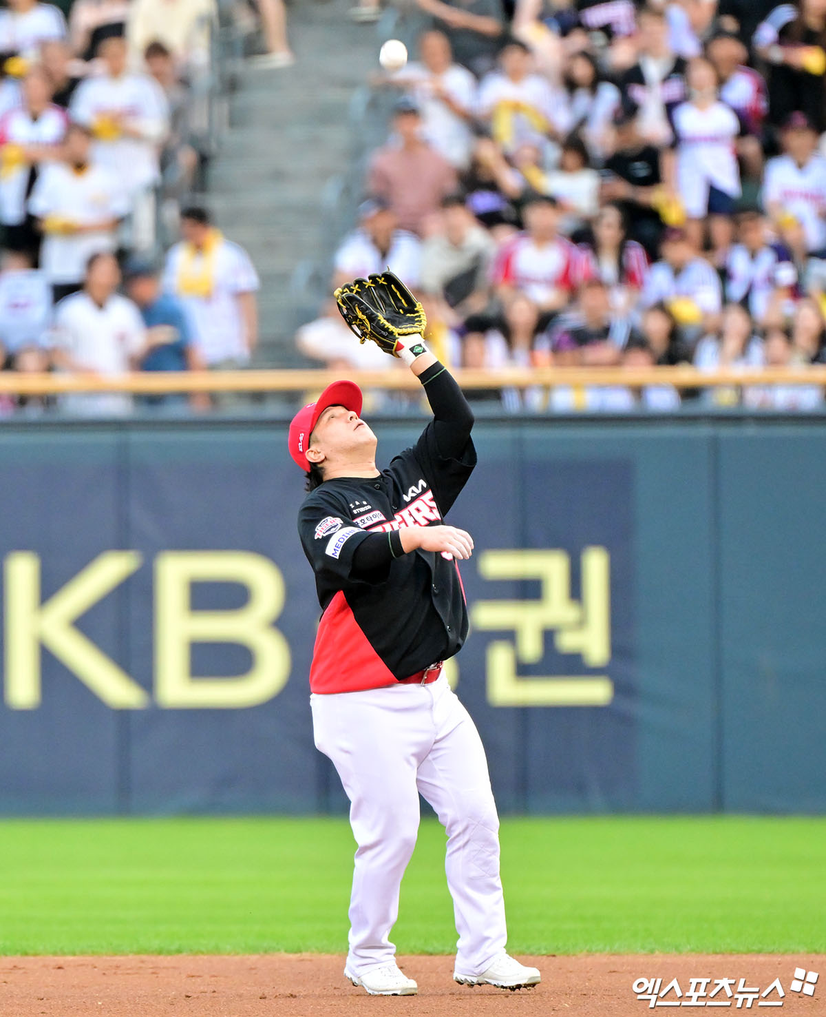 13일 오후 서울 송파구 잠실야구장에서 열린 '2025 신한 SOL Bank KBO리그' KIA 타이거즈와 LG 트윈스의 경기, 4회말 2사 KIA 김선빈이 LG 최원영의 타구를 잡아내고 있다. 엑스포츠뉴스 DB