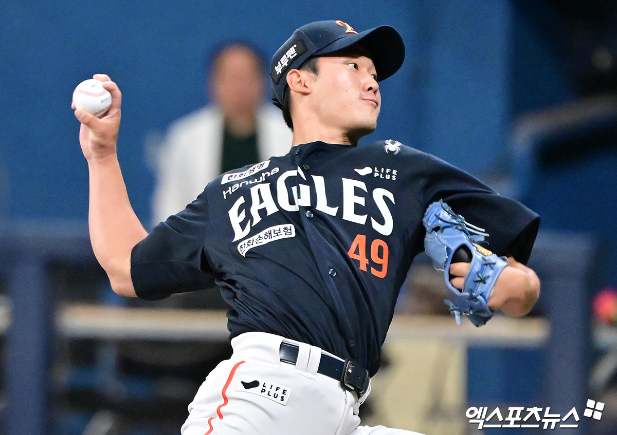 6일 오후 서울 구로구 고척스카이돔에서 열린 '2025 신한 SOL Bank KBO리그' 한화 이글스와 키움 히어로즈의 경기, 9회말 한화 윤산흠이 공을 힘차게 던지고 있다. 엑스포츠뉴스 DB