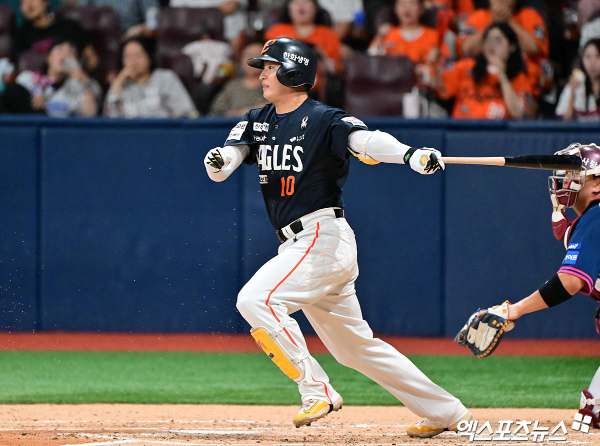 5일 오후 서울 구로구 고척스카이돔에서 열린 '2025 신한 SOL Bank KBO리그' 한화 이글스와 키움 히어로즈의 경기, 4회초 1사 1,3루 한화 이진영이 타격을 하고 있다. 엑스포츠뉴스 DB