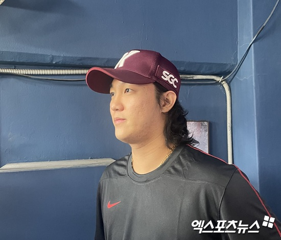 18일 서울 잠실야구장에서 열리는 2025 신한 SOL Bank KBO리그 두산 베어스와 원정경기를 앞두고 1군 엔트리에 등록된 키움 히어로즈 안우진이 취재진과 인터뷰에 응하고 있다. 엑스포츠뉴스 잠실, 김유민 기자