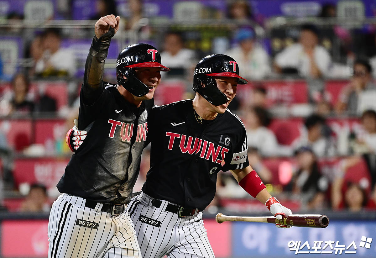 LG 트윈스는 18일 수원케이티위즈파크에서 열린 2025 신한 SOL Bank KBO리그 KT와의 더블헤더 1차전에서 6-2로 승리했다. 1차전 승리로 3연승을 만든 LG는 시즌 전적 81승50패3무로 정규시즌 우승 매직넘버를 '7'로 줄였다. 엑스포츠뉴스DB
