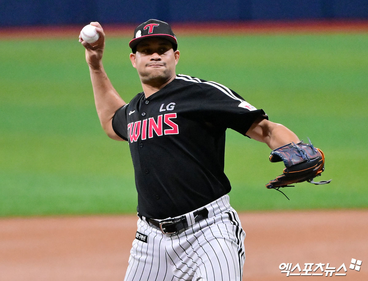 LG 트윈스는 18일 수원케이티위즈파크에서 열린 2025 신한 SOL Bank KBO리그 KT와의 더블헤더 1차전에서 6-2로 승리했다. 1차전 승리로 3연승을 만든 LG는 시즌 전적 81승50패3무로 정규시즌 우승 매직넘버를 '7'로 줄였다. 엑스포츠뉴스DB