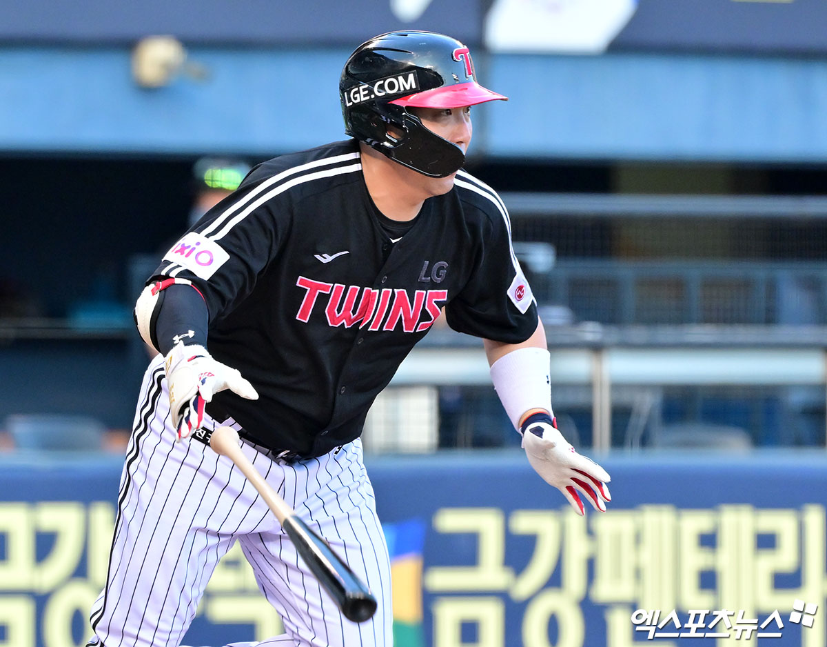 LG 트윈스는 18일 수원케이티위즈파크에서 열린 2025 신한 SOL Bank KBO리그 KT와의 더블헤더 1차전에서 6-2로 승리했다. 1차전 승리로 3연승을 만든 LG는 시즌 전적 81승50패3무로 정규시즌 우승 매직넘버를 '7'로 줄였다. 엑스포츠뉴스DB
