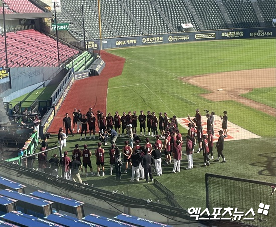 키움 히어로즈 선수단이 18일 서울 잠실야구장에서 2025 신한 SOL Bank KBO리그 두산 베어스와 원정경기를 앞두고 더그아웃 앞에서 미팅을 하고 있다. 이날 1군 선수단에 합류한 안우진이 동료들에게 인사를 전하고 있다. 엑스포츠뉴스 잠실, 김유민 기자