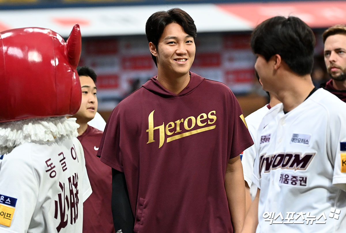 설종진 키우 히어로즈 감독대행은 18일 서울 잠실야구장에서 2025 신한 SOL Bank KBO리그 두산 베어스와 원정경기를 앞두고 취재진을 만나 안우진의 1군 등록이 다른 젊은 선수의 기회를 박탈한다는 일각의 우려에 