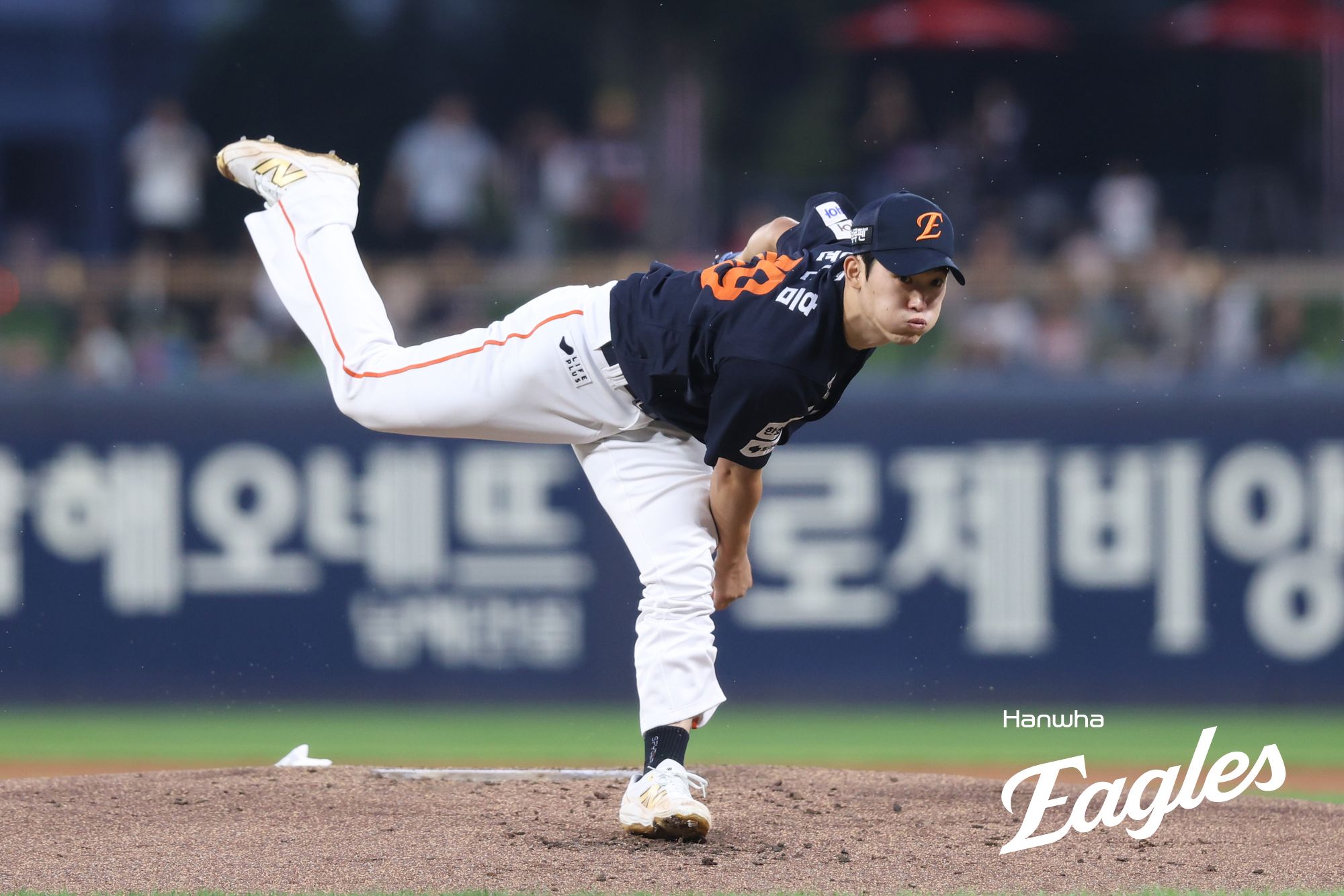 18일 오후 광주-KIA챔피언스필드에서 열린 '2025 신한 SOL Bank KBO리그' 한화 이글스와 KIA 타이거즈의 경기, 한화 선발 윤산흠이 공을 힘차게 던지고 있다. 한화 이글스