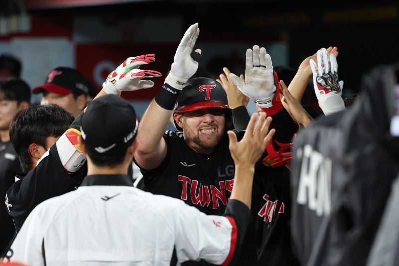 LG 트윈스는 18일 수원케이티위즈파크에서 열린 2025 신한 SOL Bank KBO리그 KT와의 더블헤더 2차전에서 14-1 대승을 거뒀다. 1차전 6-2 승리에 이어 4연승을 질주한 LG는 시즌 전적 83승50패3무로 정규시즌 우승 매직넘버를 '6'까지 줄였다. LG 트윈스