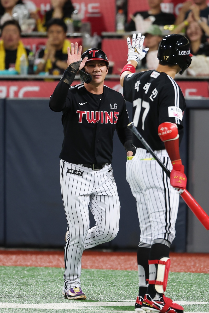 LG 트윈스는 18일 수원케이티위즈파크에서 열린 2025 신한 SOL Bank KBO리그 KT와의 더블헤더 2차전에서 14-1 대승을 거뒀다. 1차전 6-2 승리에 이어 4연승을 질주한 LG는 시즌 전적 83승50패3무로 정규시즌 우승 매직넘버를 '6'까지 줄였다. LG 트윈스