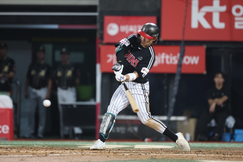 LG 트윈스는 18일 수원케이티위즈파크에서 열린 2025 신한 SOL Bank KBO리그 KT와의 더블헤더 2차전에서 14-1 대승을 거뒀다. 1차전 6-2 승리에 이어 4연승을 질주한 LG는 시즌 전적 83승50패3무로 정규시즌 우승 매직넘버를 '6'까지 줄였다. LG 트윈스