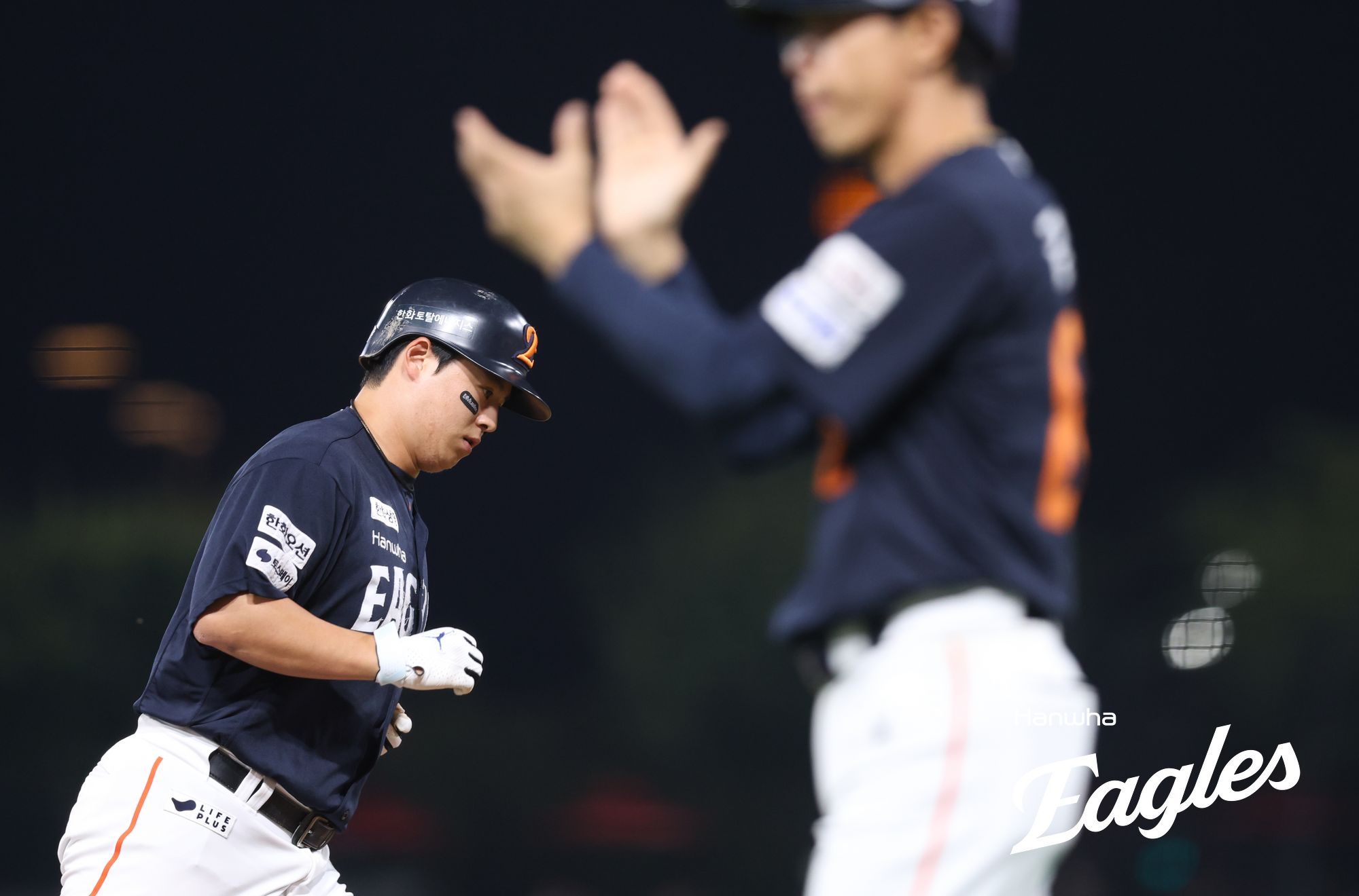 18일 오후 광주-KIA챔피언스필드에서 열린 '2025 신한 SOL Bank KBO리그' 한화 이글스와 KIA 타이거즈의 경기, 4회초 2사 한화 노시환이 1점 홈런을 날린 뒤 그라운드를 돌고 있다. 한화 이글스