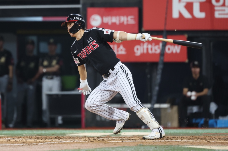 LG 트윈스는 18일 수원케이티위즈파크에서 열린 2025 신한 SOL Bank KBO리그 KT와의 더블헤더 2차전에서 14-1 대승을 거뒀다. 1차전 6-2 승리에 이어 4연승을 질주한 LG는 시즌 전적 83승50패3무로 정규시즌 우승 매직넘버를 '6'까지 줄였다. LG 트윈스