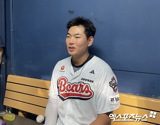 18일 서울 잠실야구장에서 열린 2025 신한 SOL Bank KBO리그 키움 히어로즈와 원정경기에서 9회말 대타 끝내기 적시타를 터트린 두산 베어스 홍성호가 경기 후 취재진과 인터뷰에 응하고 있다. 엑스포츠뉴스 잠실, 김유민 기자