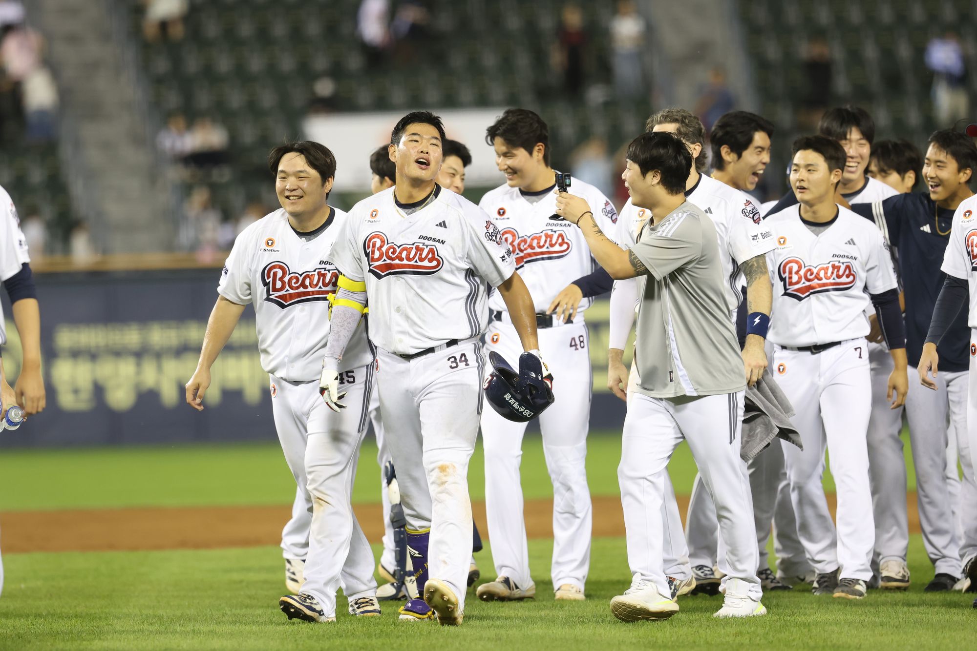 18일 서울 잠실야구장에서 열린 2025 신한 SOL Bank KBO리그 키움 히어로즈와 두산 베어스 간의 맞대결. 2-2 동점으로 맞선 9회말 대타 홍성호가 끝내기 적시타를 때려내며 경기에 마침표를 찍었다. 두산 베어스