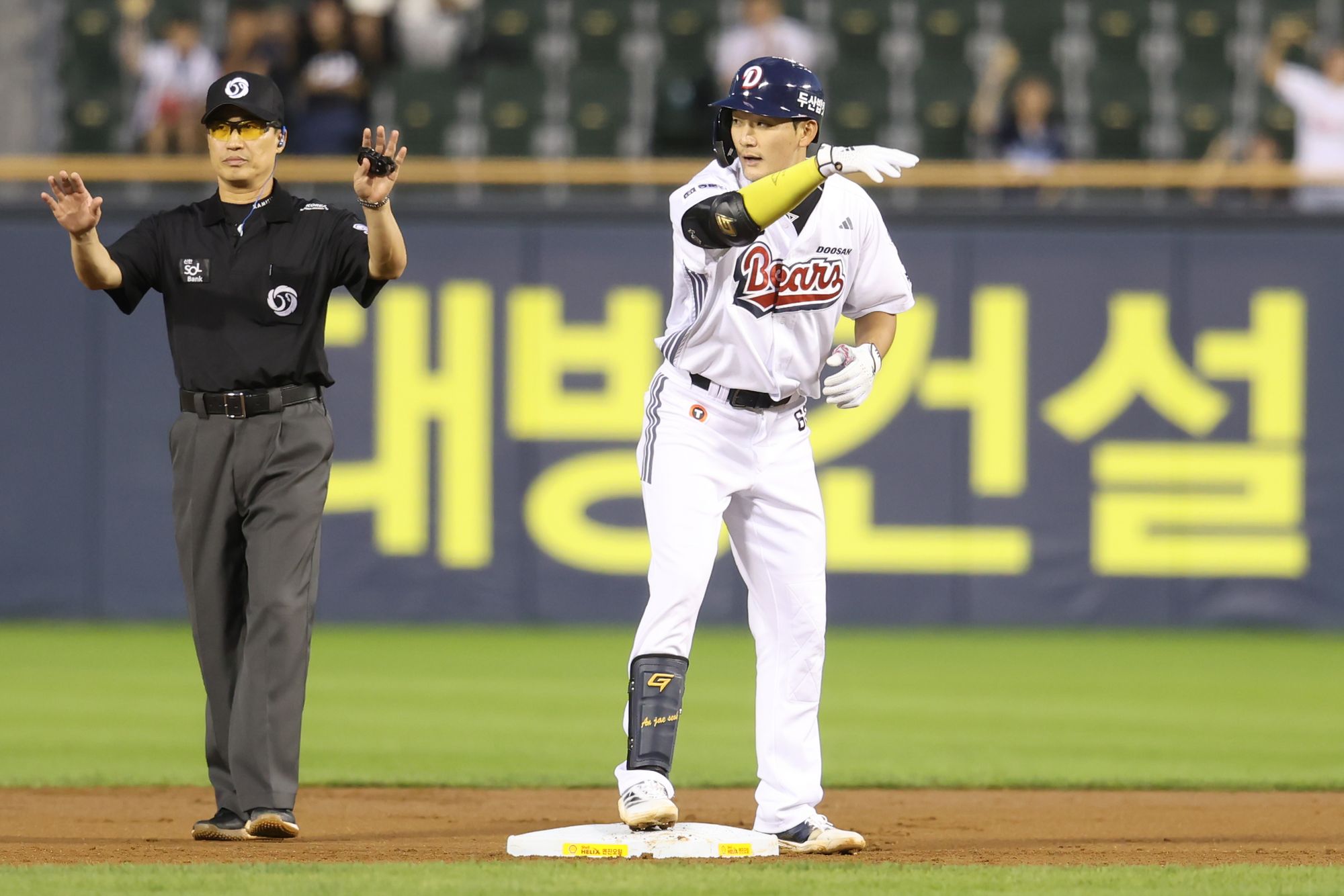 두산 베어스 안재석이 18일 서울 잠실야구장에서 열린 2025 신한 SOL Bank KBO리그 키움 히어로즈와 홈경기에 1번타자 겸 유격수로 선발 출전, 3타수 2안타(2루타 2) 2득점 1볼넷으로 활약하며 팀 승리에 기여했다. 이날 안재석은 팀의 3득점 중 2득점을 책임졌다. 두산 베어스