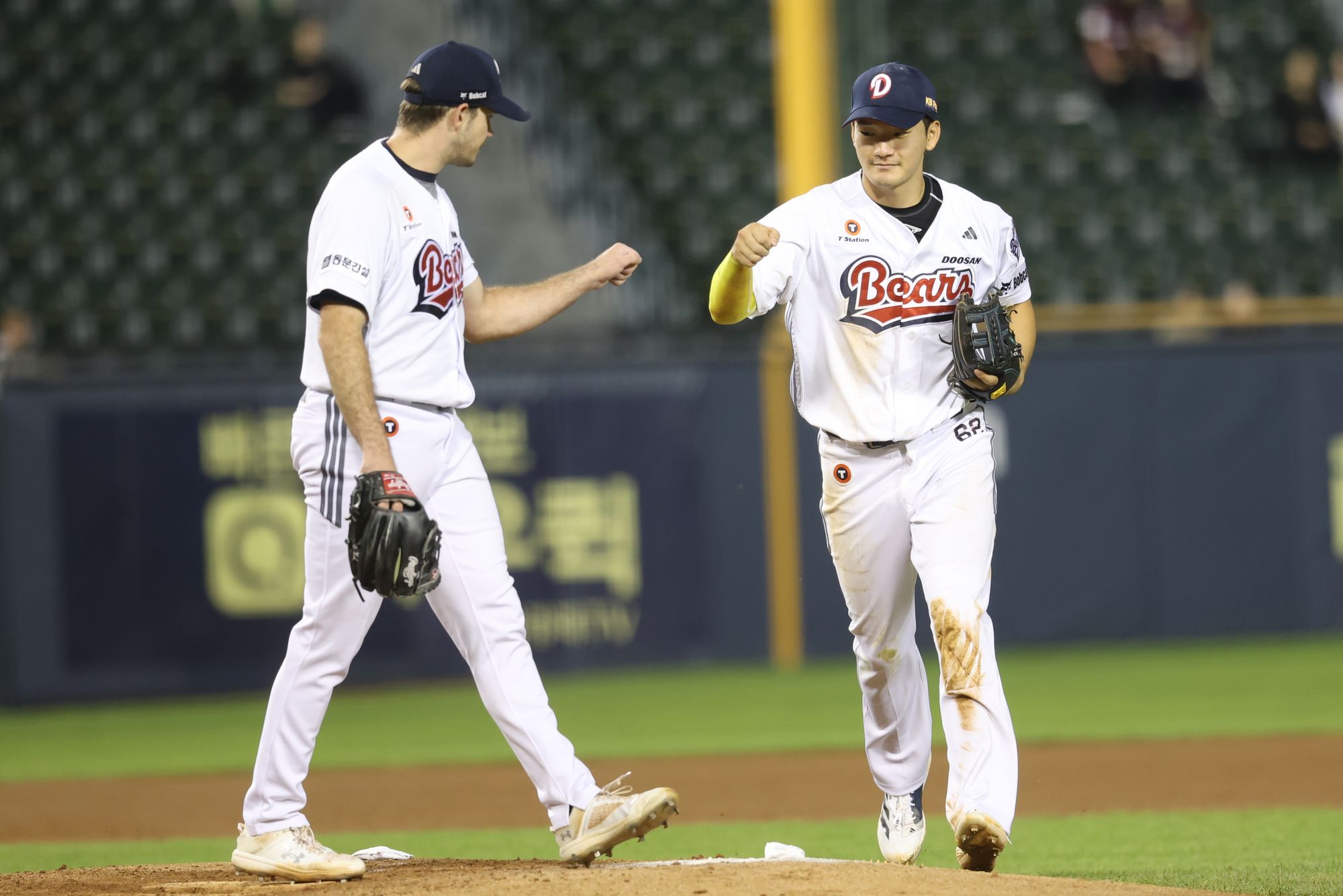 두산 베어스 안재석이 18일 서울 잠실야구장에서 열린 2025 신한 SOL Bank KBO리그 키움 히어로즈와 홈경기에 1번타자 겸 유격수로 선발 출전, 3타수 2안타(2루타 2) 2득점 1볼넷으로 활약하며 팀 승리에 기여했다. 이날 안재석은 팀의 3득점 중 2득점을 책임졌다. 두산 베어스