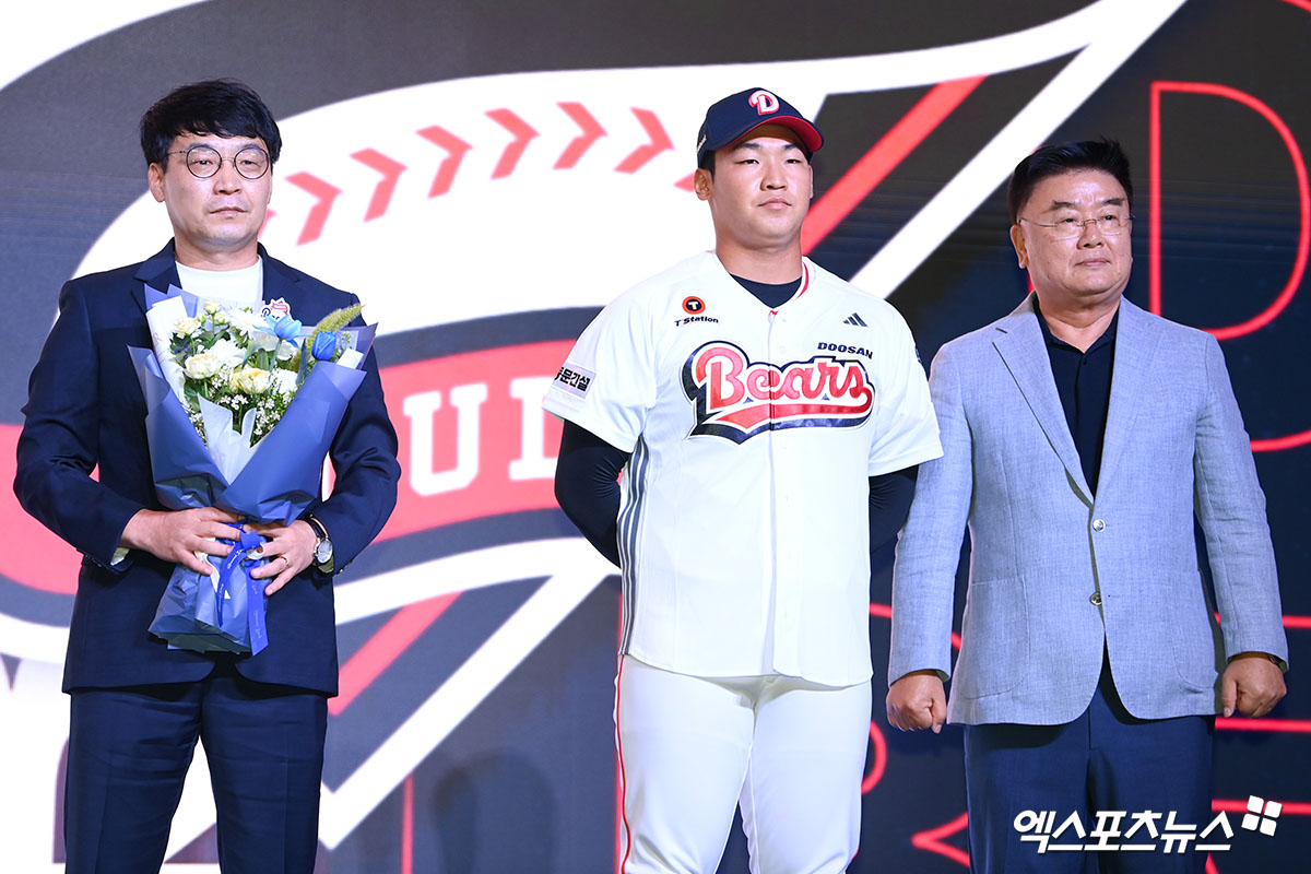 17일 오후 서울 송파구 롯데호텔 월드에서 열린 '2026 KBO 신인 드래프트'에 참석한 두산 베어스에서 김주오(마산용마고)가 1라운드 7순위로 지명된 뒤 기념 촬영을 하고 있다. 엑스포츠뉴스 DB