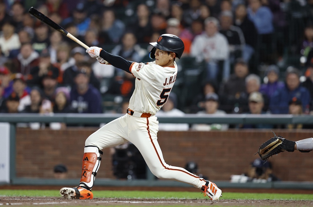 미국 메이저리그 샌프란시스코 자이언츠의 이정후가 19일(한국시간) 미국 캘리포니아주 로스앤젤레스의 다저 스타디움에서 열리는 2025 메이저리그 LA 다저스와 원정 경기에 7번타자 겸 중견수로 선발출전한다. 사진 연합뉴스