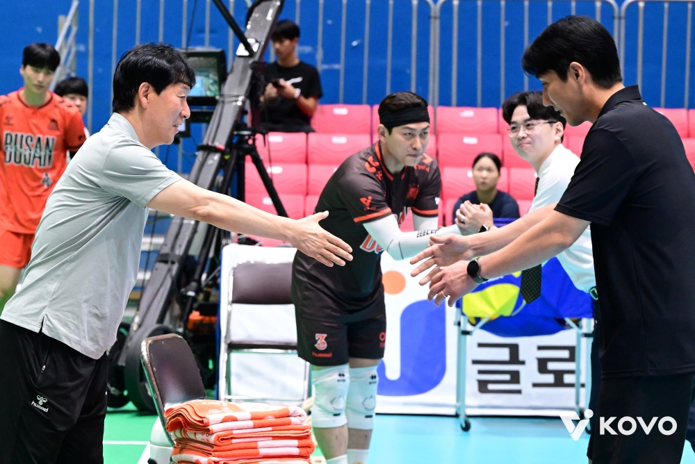 19일 오후 전라남도 여수 진남체육관에서 열린 '2025 여수·NH농협컵 프로배구대회' 남자부 준결승 OK저축은행과 한국전력의 경기, 경기 전 신영철 OK저축은행 감독과 권영민 한국전력 감독이 악수를 하고 있다. KOVO