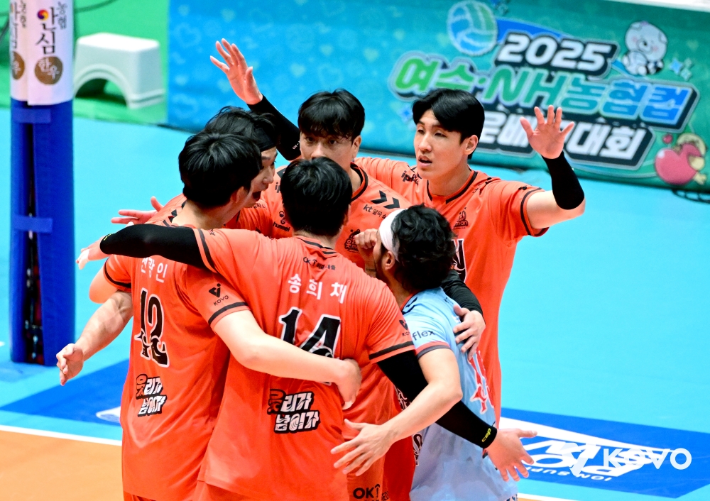 19일 오후 전라남도 여수 진남체육관에서 열린 '2025 여수·NH농협컵 프로배구대회' 남자부 준결승 OK저축은행과 한국전력의 경기, OK저축은행 선수들이 득점 후 기뻐하고 있다. KOVO