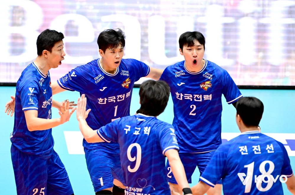 19일 오후 전라남도 여수 진남체육관에서 열린 '2025 여수·NH농협컵 프로배구대회' 남자부 준결승 OK저축은행과 한국전력의 경기, 한국전력 선수들이 득점 후 기뻐하고 있다. KOVO