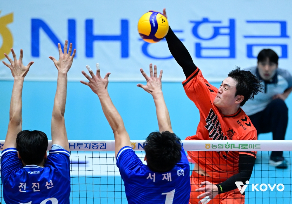 19일 오후 전라남도 여수 진남체육관에서 열린 '2025 여수·NH농협컵 프로배구대회' 남자부 준결승 OK저축은행과 한국전력의 경기, OK저축은행 송희채가 공격을 시도하고 있다. KOVO