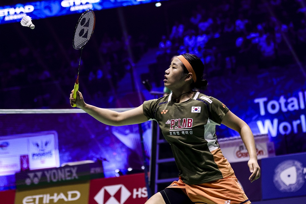 안세영은 19일 중국 선전의 선전 아레나에서 열린 2025 세계배드민턴연맹(BWF) 월드투어 슈퍼 750 중국 마스터스 여자단식 8강에서 세계랭킹 14위 인도의 푸살라 신도를 게임 스코어 2-0(21-14 21-13)으로 꺾고 준결승에 안착했다. 연합뉴스