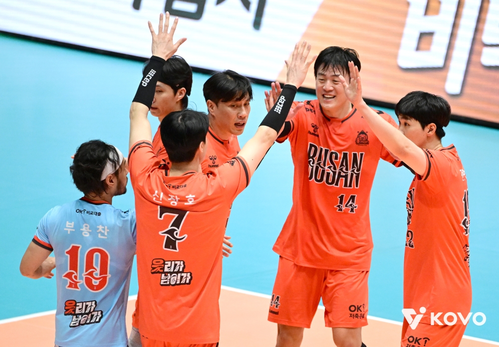 19일 오후 전라남도 여수 진남체육관에서 열린 '2025 여수·NH농협컵 프로배구대회' 남자부 준결승 OK저축은행과 한국전력의 경기, OK저축은행 선수들이 득점 후 기뻐하고 있다. KOVO