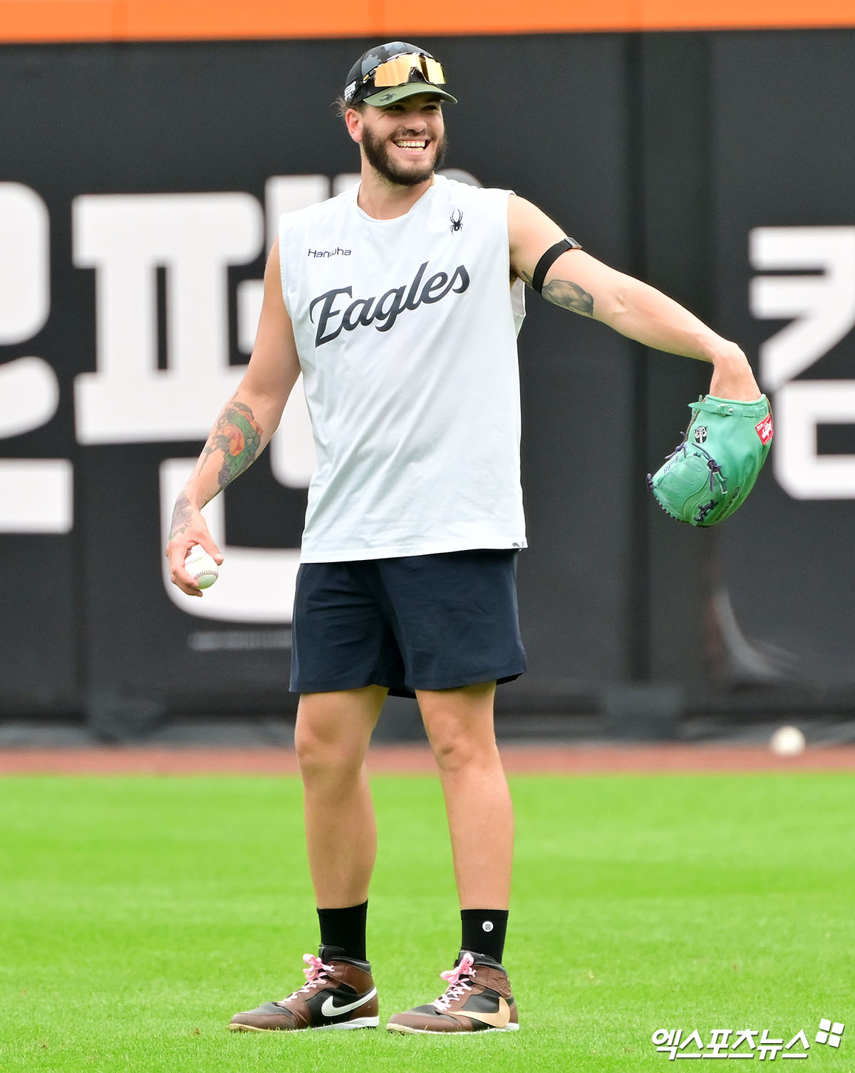 15일 오후 대전 한화생명 볼파크에서 열리는 '2025 신한 SOL Bank KBO리그' 키움 히어로즈와 한화 이글스의 경기, 한화 폰세가 훈련에 임하고 있다. 엑스포츠뉴스DB