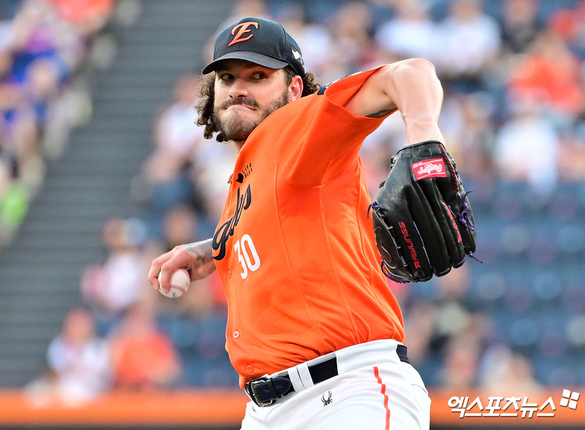 22일 오후 대전 한화생명 볼파크에서 열린 '2025 신한 SOL Bank KBO리그' SSG 랜더스와 한화 이글스의 경기, 1회초 한화 선발투수 폰세가 공을 힘차게 던지고 있다. 엑스포츠뉴스DB