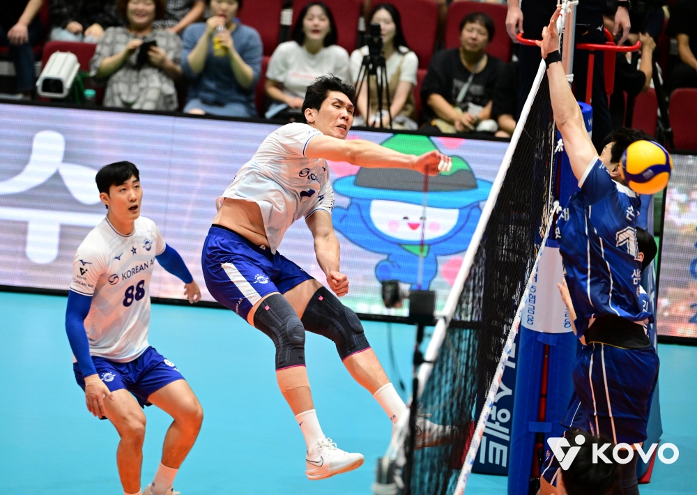 19일 오후 전라남도 여수 진남체육관에서 열린 '2025 여수·NH농협컵 프로배구대회' 남자부 준결승 대한항공과 삼성화재의 경기, 대한항공 김규민이 공격을 시도하고 있다. KOVO