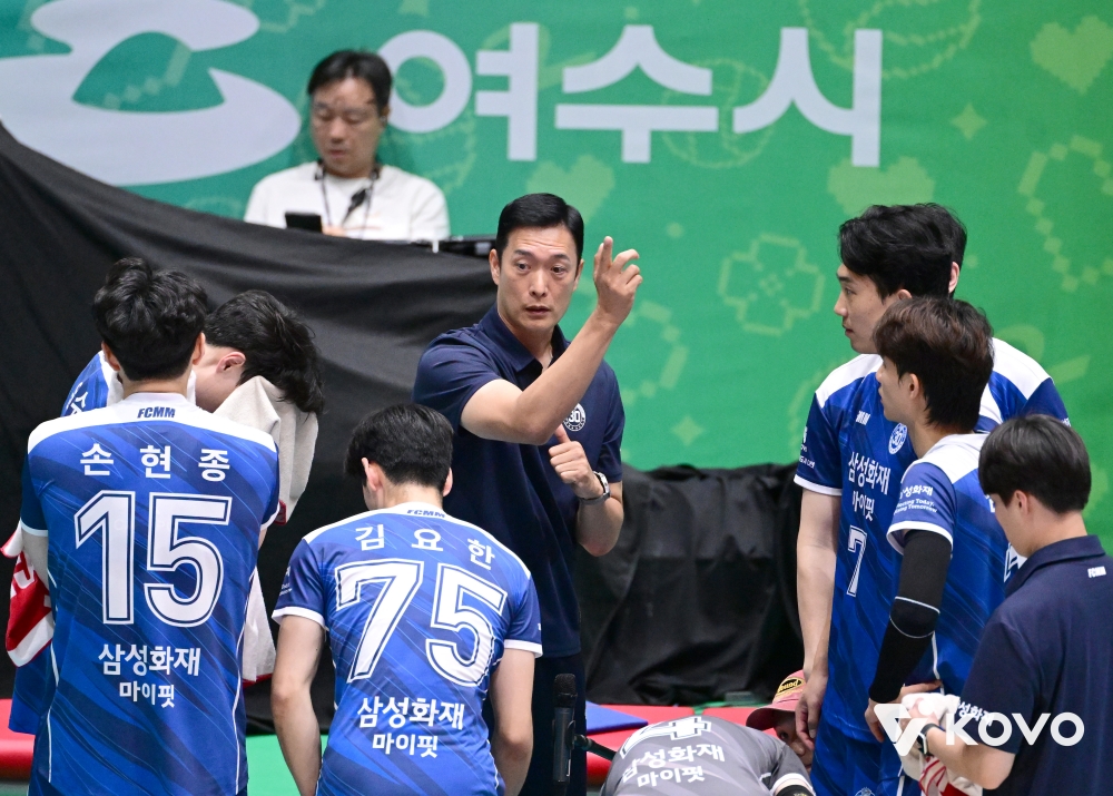 19일 오후 전라남도 여수 진남체육관에서 열린 '2025 여수·NH농협컵 프로배구대회' 남자부 준결승 대한항공과 삼성화재의 경기, 김상우 삼성화재 감독이 선수들에게 작전을 지시하고 있다. KOVO