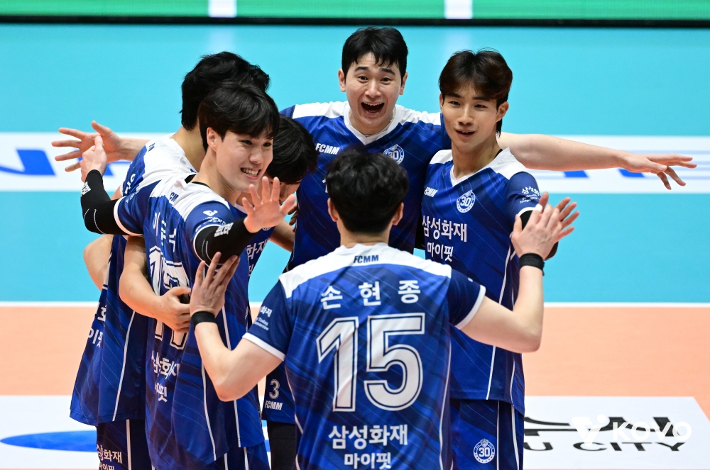 19일 오후 전라남도 여수 진남체육관에서 열린 '2025 여수·NH농협컵 프로배구대회' 남자부 준결승 대한항공과 삼성화재의 경기, 삼성화재 선수들이 득점 후 기뻐하고 있다. KOVO