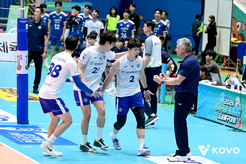 19일 오후 전라남도 여수 진남체육관에서 열린 '2025 여수·NH농협컵 프로배구대회' 남자부 준결승 대한항공과 삼성화재의 경기, 대한항공 한선수가 득점 후 기뻐하고 있다. KOVO