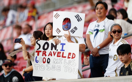 지난 7월 초 미국 메이저리그(MLS) 사커로 건너간 손흥민이 6경기에서 5골을 뽑아내며 펄펄 날고 있다. 특히 지난 18일 리그 원정 경기에서 해트트릭을 기록한 뒤엔 라운드 MVP에 해당하는 'MLS 이주의 선수'에 선정되는 기염을 토했다. 손흥민이 성적과 흥행에서 MLS에 새 바람을 일으키는 중이다. 자신을 향한 이적료 400억원 논란을 말끔히 지웠다. 손흥민 영입이 저평가 가치투자 였음을 증명하는 중이다. MLS 사무국은 19일 홈페이지를 통해 '손흥민이 34라운드에서 로스앤젤레스(LA) FC 이적 이후 처음 해트트릭을 달성했다. 미켈롭 울트라가 후원하는 이주의 선수에 뽑혔다'고 발표했다. 연합뉴스