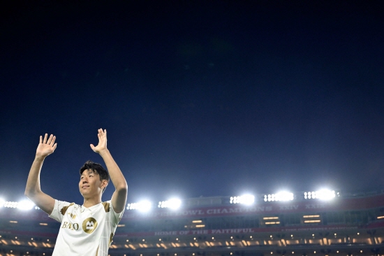 지난 7월 초 미국 메이저리그(MLS) 사커로 건너간 손흥민이 6경기에서 5골을 뽑아내며 펄펄 날고 있다. 특히 지난 18일 리그 원정 경기에서 해트트릭을 기록한 뒤엔 라운드 MVP에 해당하는 'MLS 이주의 선수'에 선정되는 기염을 토했다. 손흥민이 성적과 흥행에서 MLS에 새 바람을 일으키는 중이다. 자신을 향한 이적료 400억원 논란을 말끔히 지웠다. 손흥민 영입이 저평가 가치투자 였음을 증명하는 중이다. MLS 사무국은 19일 홈페이지를 통해 '손흥민이 34라운드에서 로스앤젤레스(LA) FC 이적 이후 처음 해트트릭을 달성했다. 미켈롭 울트라가 후원하는 이주의 선수에 뽑혔다'고 발표했다. 연합뉴스