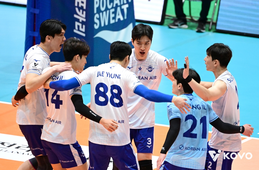 20일 오후 전라남도 여수 진남체육관에서 열린 2025 여수·NH농협컵 프로배구대회 남자부 결승 OK저축은행과 대한항공의 경기, 대한항공이 세트스코어 3:0으로 승리하면서 우승을 차지했다. 대한항공 선수들이 득점 후 기뻐하고 있다. KOVO
