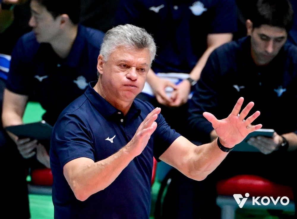 20일 오후 전라남도 여수 진남체육관에서 열린 2025 여수·NH농협컵 프로배구대회 남자부 결승 OK저축은행과 대한항공의 경기, 대한항공이 세트스코어 3:0으로 승리하면서 우승을 차지했다. 헤난 달 조토 대한항공 감독이 선수들을 격려하고 있다. KOVO