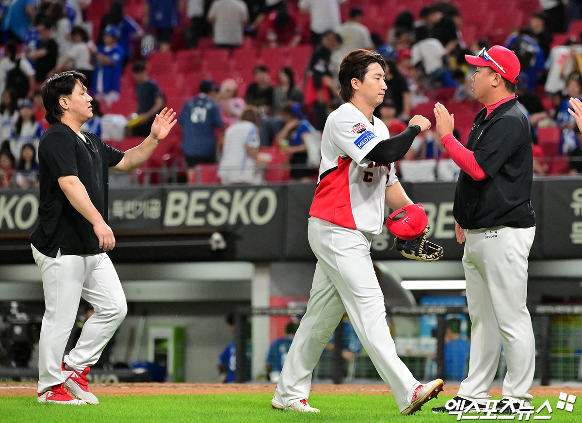10일 오후 광주기아챔피언스필드에서 열린 '2025 신한 SOL Bank KBO리그' 삼성 라이온즈와 KIA 타이거즈의 경기, KIA가 3안타 3타점을 기록한 박찬호의 활약에 힘입어 삼성에 4:0으로 승리했다.  KIA 이범호 감독이 선수들과 하이파이브를 하고 있다. 엑스포츠뉴스 DB