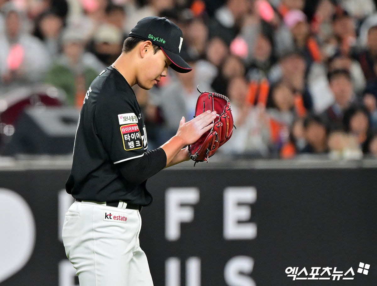 25일 오후 대전 한화생명 볼파크에서 열린 '2025 신한 SOL Bank KBO리그' KT 위즈와 한화 이글스의 경기, 6회말 수비를 마친 KT 선발투수 소형준이 박수를 치고 있다. 엑스포츠뉴스DB