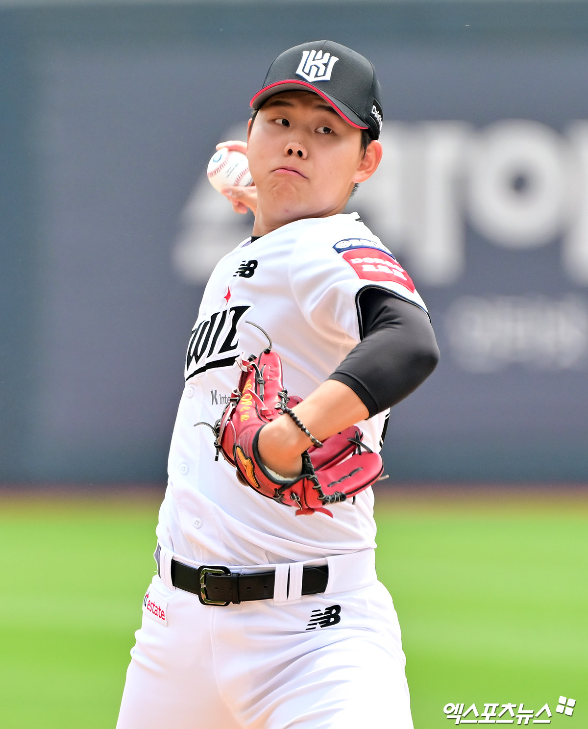 31일 오후 수원KT위즈파크에서 열린 '2025 신한 SOL Bank KBO리그' KIA 타이거즈와 KT 위즈의 경기, 1회초 KT 선발투수 소형준이 공을 힘차게 던지고 있다. 엑스포츠뉴스DB