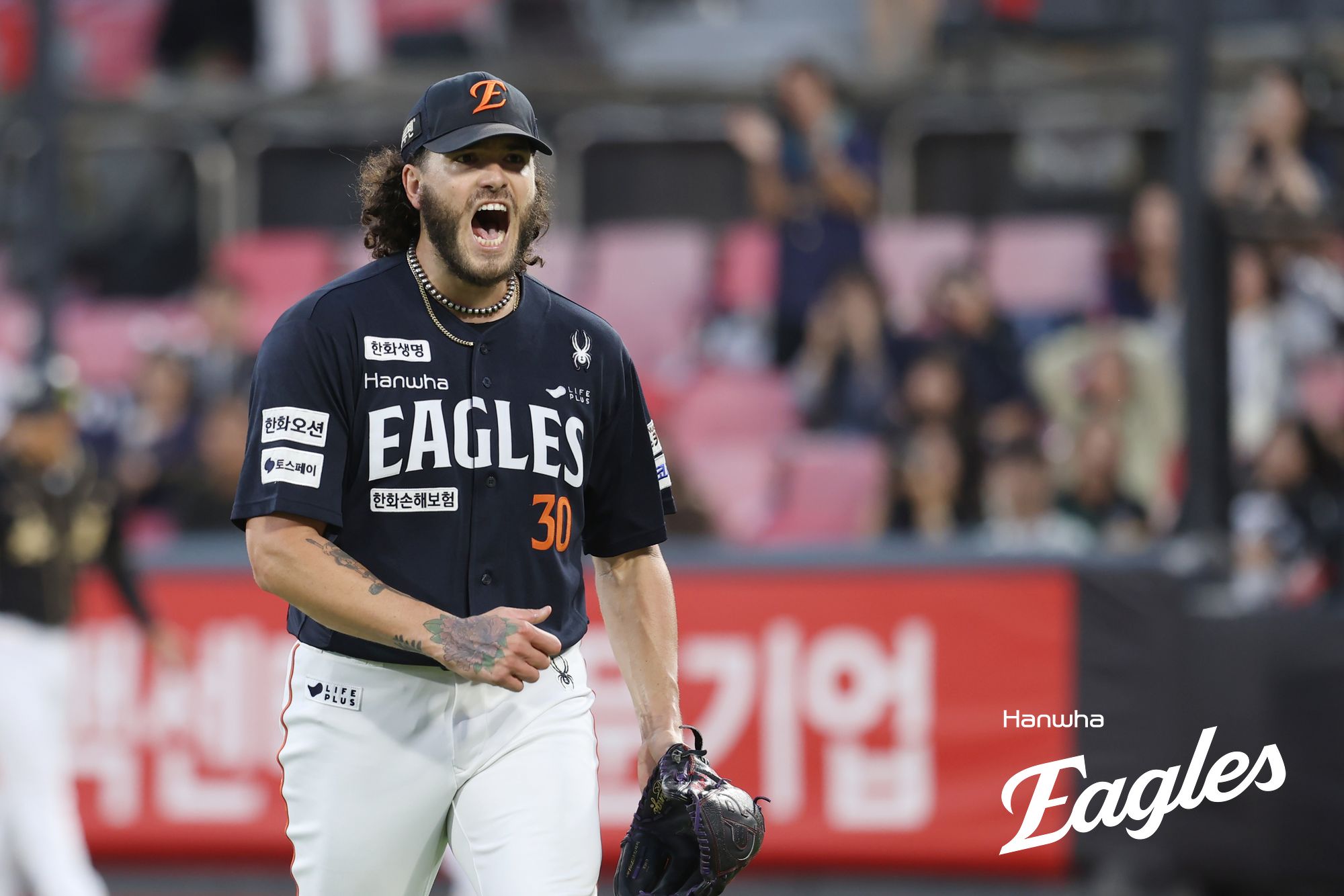 한화 에이스 코디 폰세는 20일 수원케이티즈파크에서 열린 2025 신한 SOL Bank KBO리그 KT 위즈와의 원정경기에서 선발투수로 등판, 5이닝 5피안타(1피홈런) 4사사구 6탈삼진 4실점을 기록하고 마운드를 내려갔다. 폰세는 1회 홈팀 강타자 안현민에 3점포를 허용하더니 5회 안현민에 다시 적시타를 내줬다. 폰세 뒤를 이어 문동주가 마운드에 올랐다. 한화 이글스